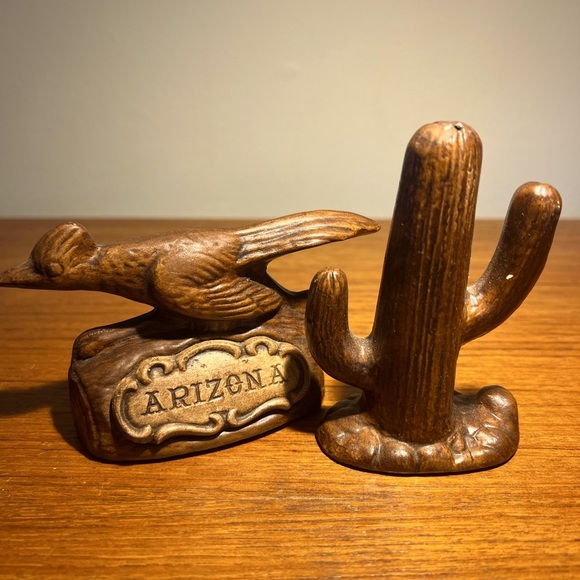 Vintage Treasure Craft ARIZONA Road Runner and Cactus Salt & Pepper Set - Picture 1 of 12